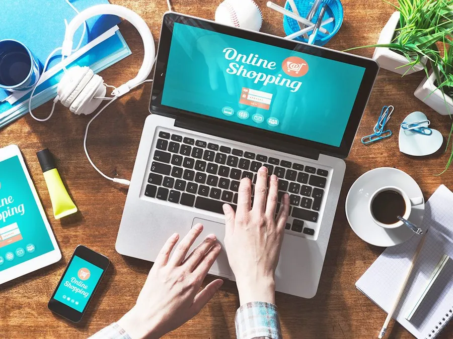 Pengalaman berbelanja online yang lancar di layar laptop dan ponsel